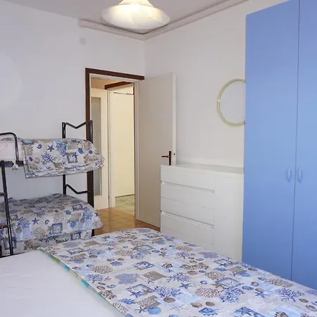 Beachside Flat With Shared Pool *