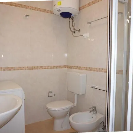Beachside Flat With Shared Pool *