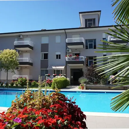 Beachside Flat With Shared Pool Apartament *