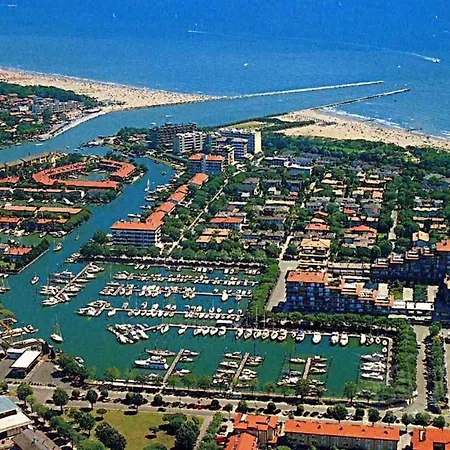Beachside Flat With Shared Pool Apartament Porto Santa Margherita di Caorle