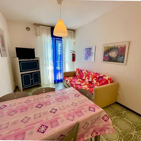 Beachside Flat With Shared Pool