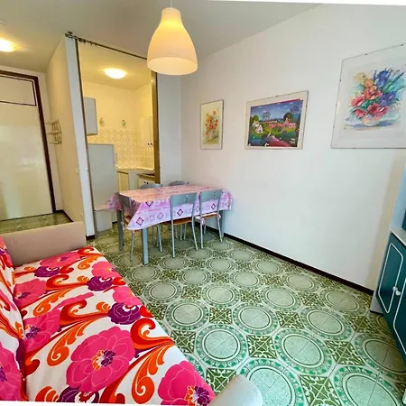 Apartment Beachside Flat With Shared Pool
